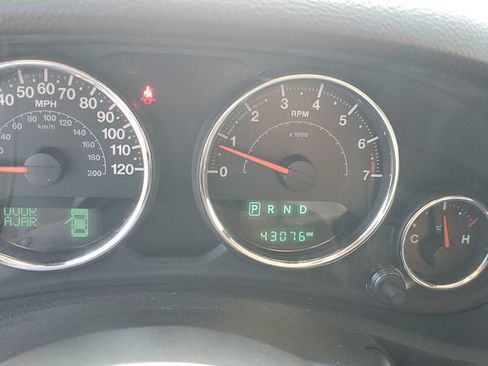 Used 2017 Jeep Wrangler Sahara w/ Connectivity Group AWD/4WD image 19