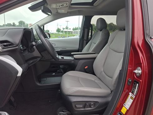 Certified 2025 Toyota Sienna XLE FWD image 16