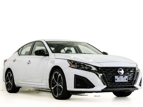 Used 2024 Nissan Altima 2.5 SR FWD image 1