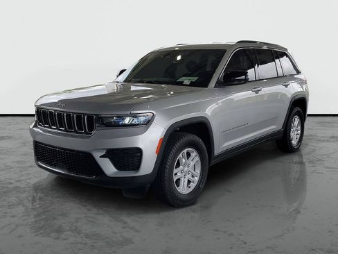Used 2024 Jeep Grand Cherokee Laredo AWD/4WD image 4