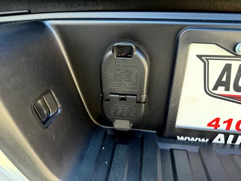 Used 2018 GMC Canyon SLE w/ SLE Convenience Package image 17