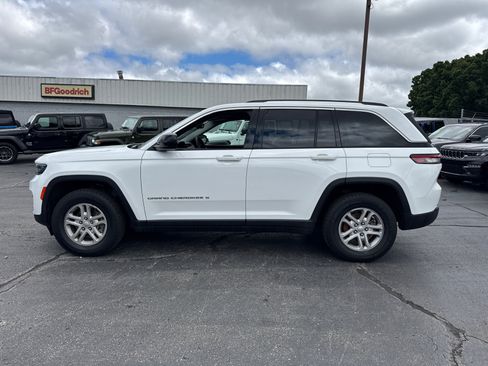 Used 2024 Jeep Grand Cherokee Laredo AWD/4WD image 3