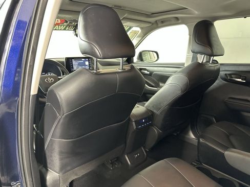 Used 2021 Toyota Highlander XLE FWD image 24