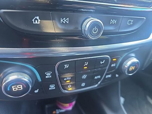 Used 2023 Chevrolet Traverse LT FWD image 18