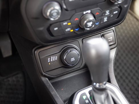 Used 2018 Jeep Renegade Latitude AWD/4WD image 15