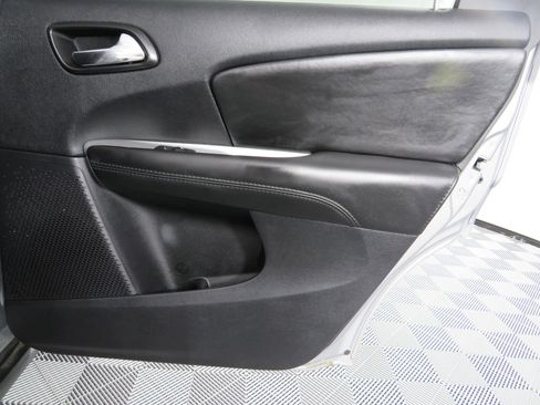 Used 2019 Dodge Journey SE w/ Blacktop Package image 43