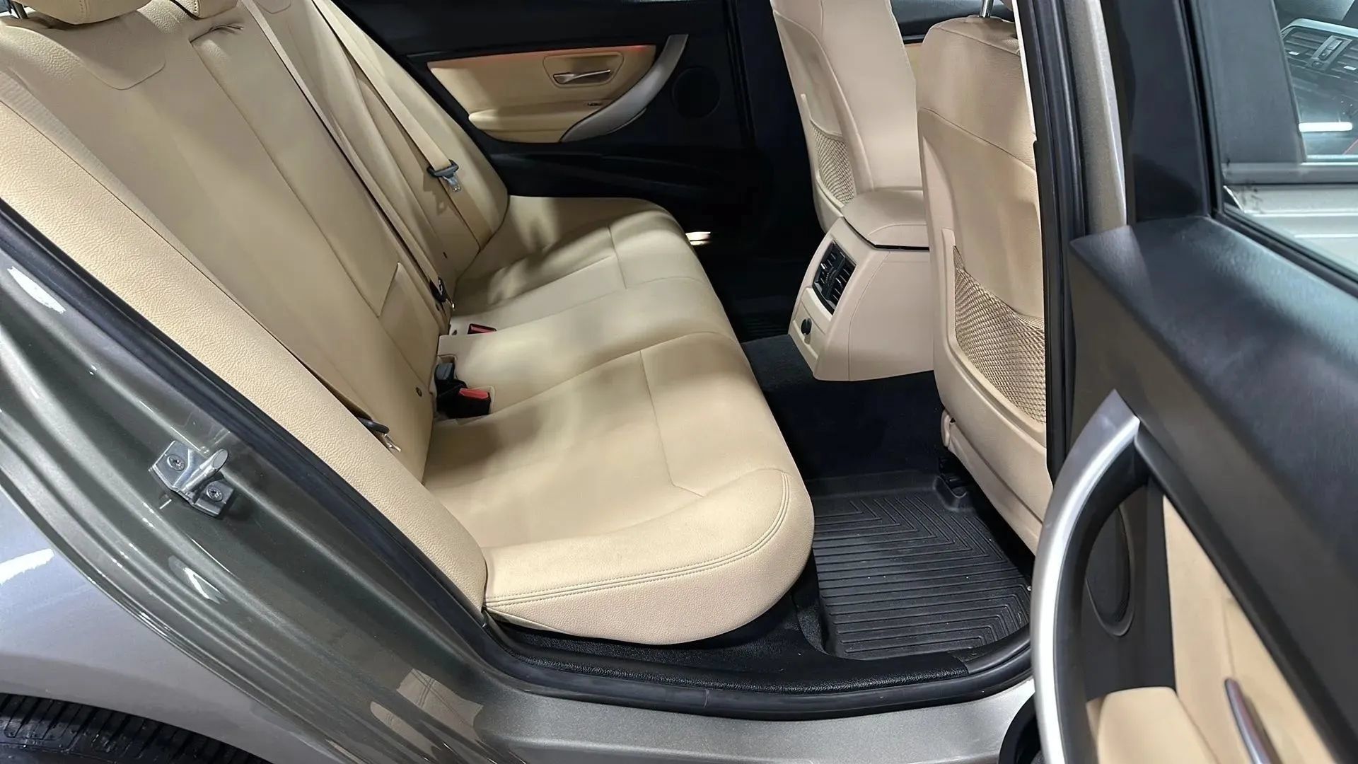 Used 2018 BMW 320i xDrive Sedan w/ Premium Package AWD/4WD image 14