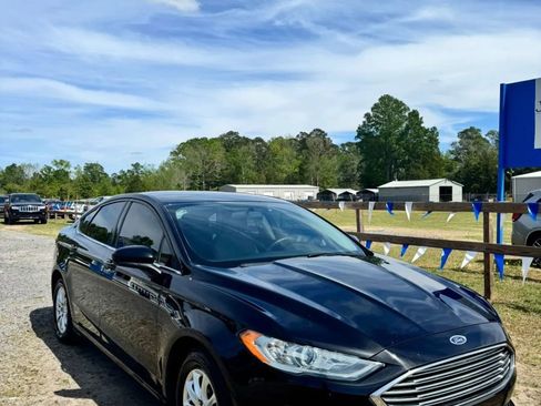 Used 2017 Ford Fusion S image 2