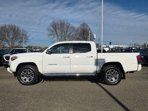 Used 2017 Toyota Tacoma Limited image 12