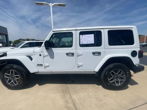 Used 2025 Jeep Wrangler Unlimited Sahara AWD/4WD image 7