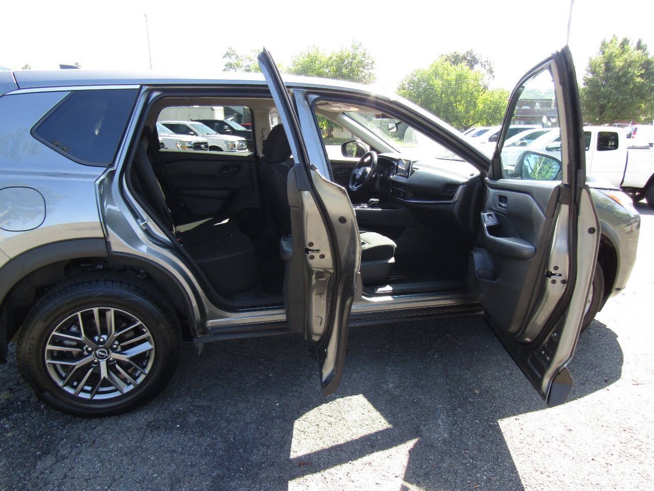 Used 2024 Nissan Rogue S AWD/4WD image 27