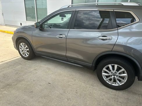 Used 2020 Nissan Rogue SV FWD image 3