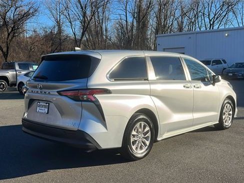 Certified 2022 Toyota Sienna LE image 5