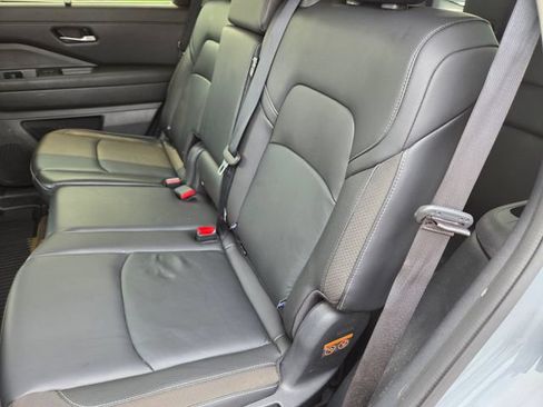Used 2024 Nissan Pathfinder SL AWD/4WD image 10