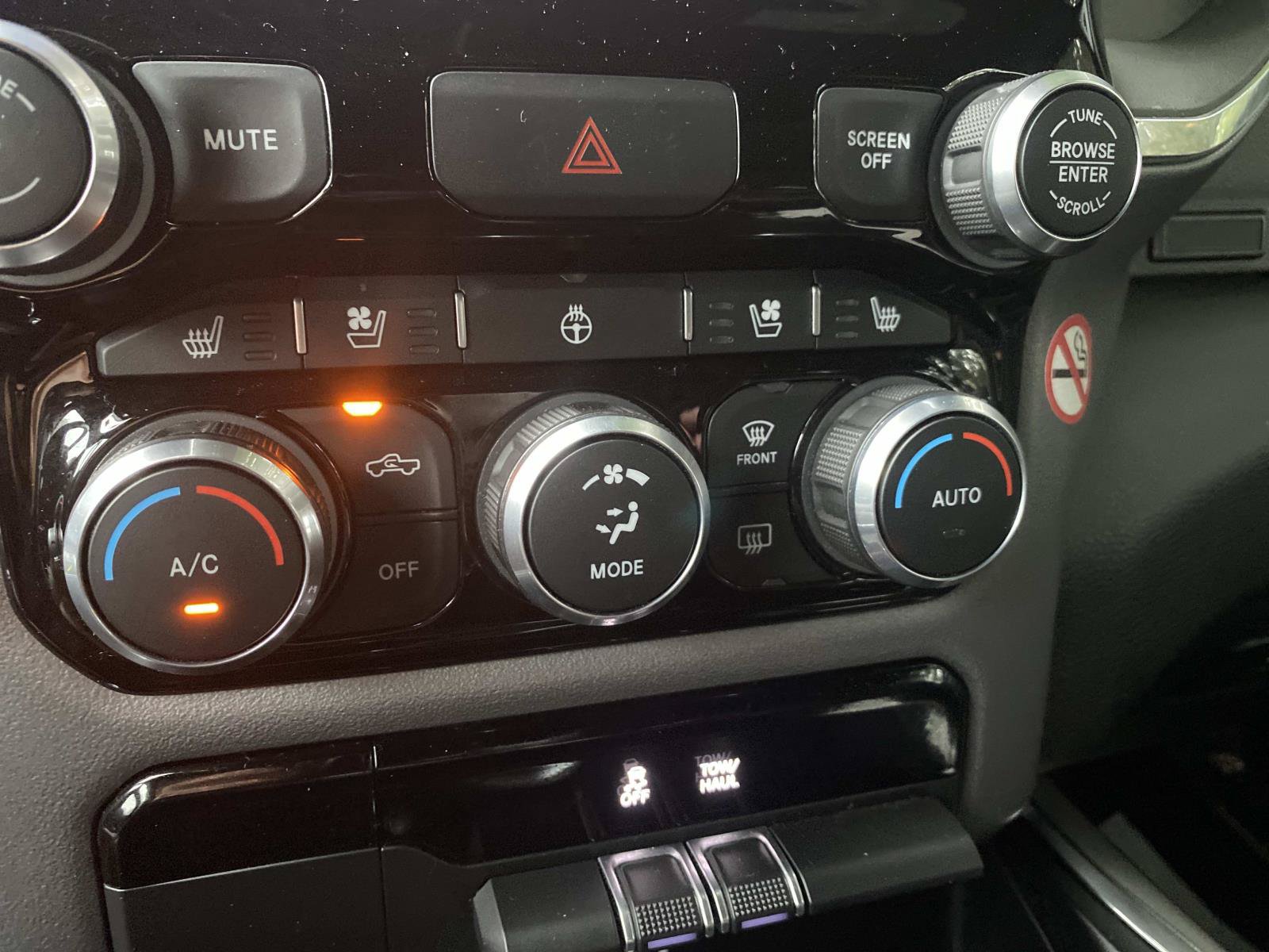 Used 2024 RAM 1500 Laramie RWD image 15