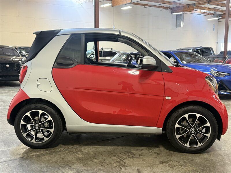 Used 2017 smart fortwo passion RWD image 35