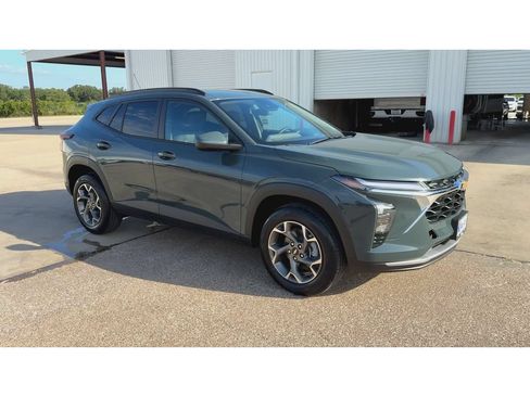 New 2026 Chevrolet Trax LT w/ LT Convenience Package FWD image 2