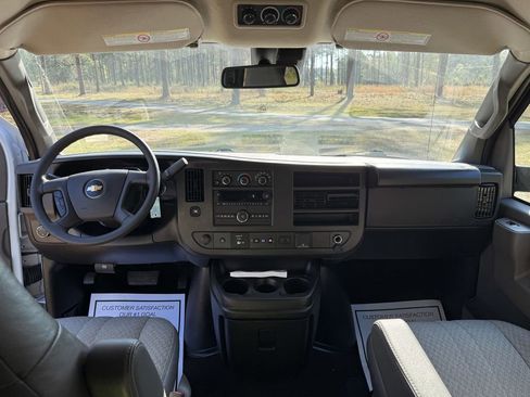 Used 2025 Chevrolet Express 3500 LT w/ LT Preferred Equipment Group RWD image 17