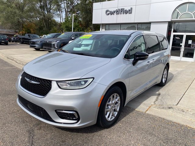 Used 2024 Chrysler Pacifica Touring-L FWD image 9
