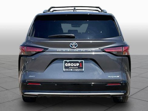 Used 2025 Toyota Sienna Platinum FWD image 5