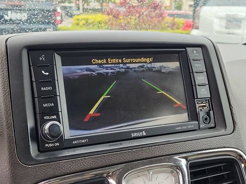 Used 2014 Chrysler Town & Country Touring FWD image 22