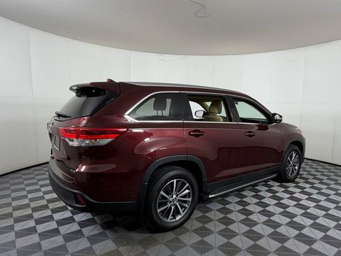 Used 2019 Toyota Highlander XLE FWD image 4
