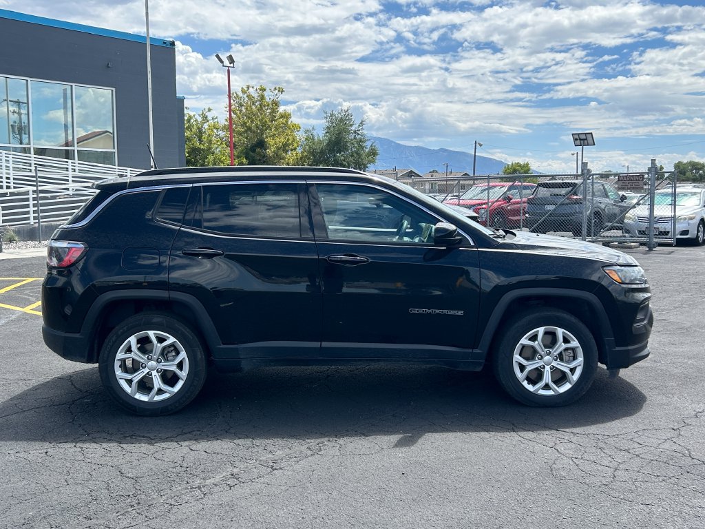 Used 2024 Jeep Compass Latitude AWD/4WD image 2
