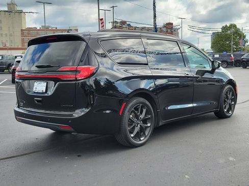 Used 2025 Chrysler Pacifica Limited FWD image 3