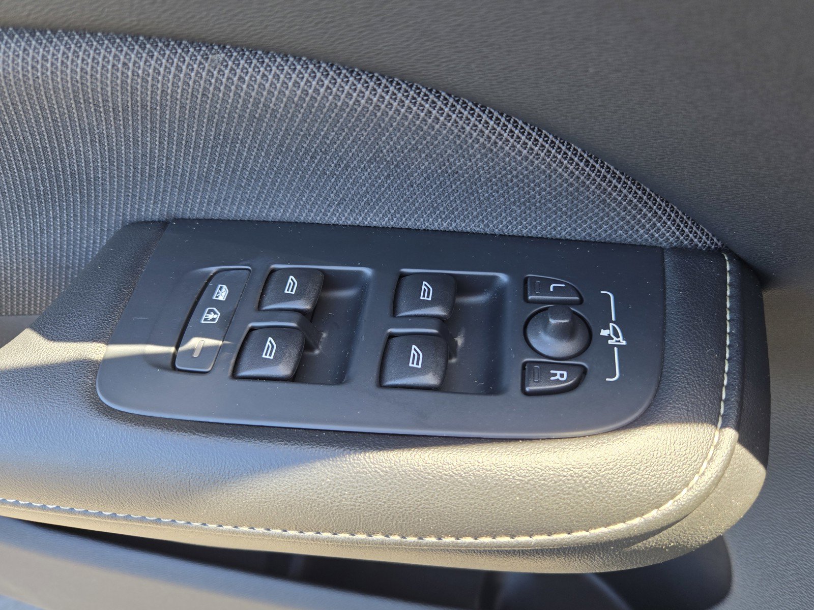 Used 2024 Volvo S60 B5 Plus FWD image 26