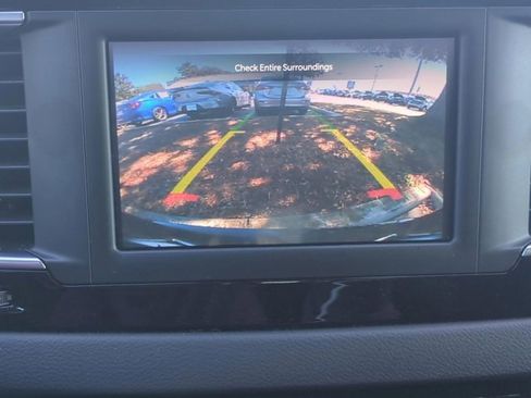 Used 2023 Chrysler Voyager LX image 20