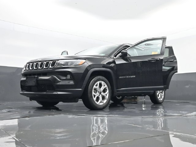 Used 2025 Jeep Compass Latitude AWD/4WD image 32