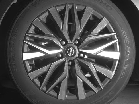 Used 2025 Nissan Altima 2.5 SV FWD image 12