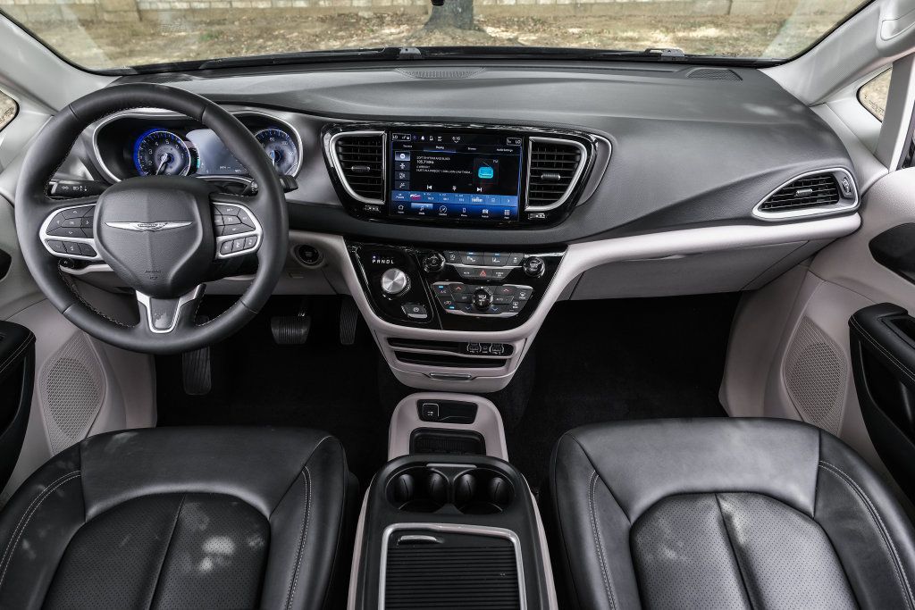Used 2024 Chrysler Pacifica Touring-L FWD image 5