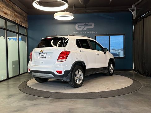 Used 2021 Chevrolet Trax LT w/ LT Convenience Package image 3