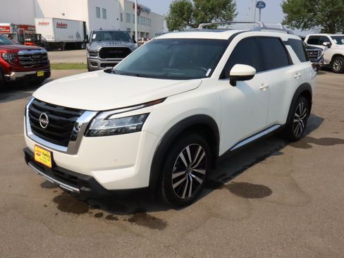 Used 2023 Nissan Pathfinder Platinum w/ Cargo Package AWD/4WD image 3