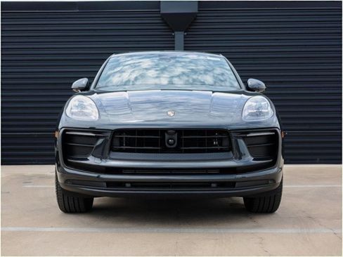 Certified 2025 Porsche Macan image 10