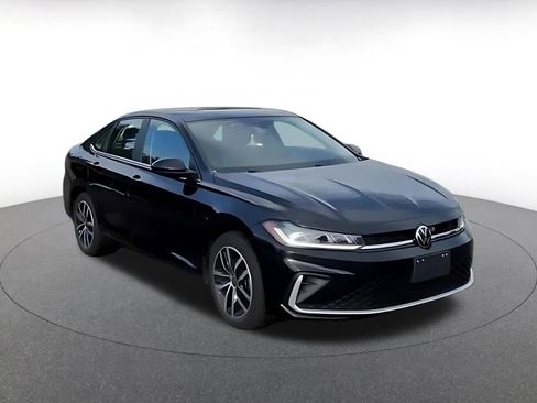 Used 2025 Volkswagen Jetta SE image 3