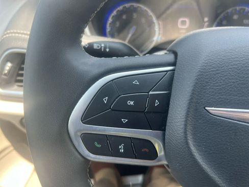 Used 2024 Chrysler Pacifica Limited image 18