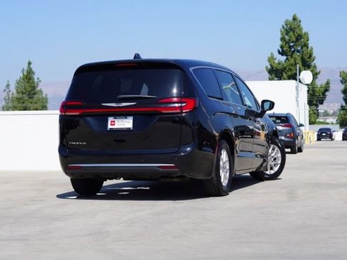 Used 2025 Chrysler Pacifica Select FWD image 7