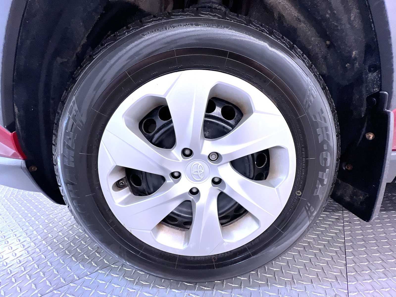 Used 2021 Toyota RAV4 LE AWD/4WD image 10