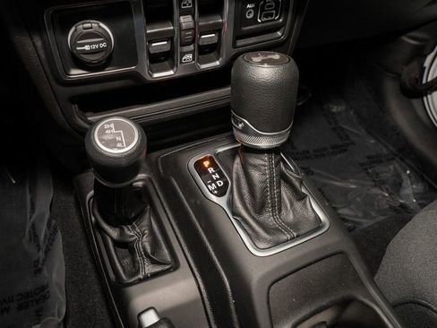 Used 2025 Jeep Wrangler Sahara image 15