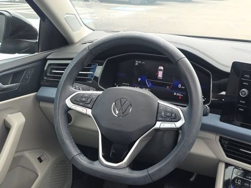 Used 2025 Volkswagen Jetta SE FWD image 5