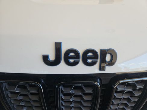 Used 2019 Jeep Grand Cherokee Laredo image 23