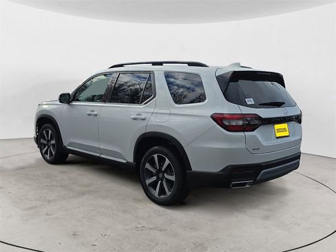 New 2025 Honda Pilot Touring image 3