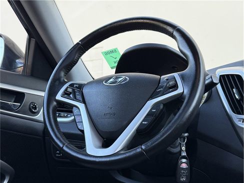 Used 2013 Hyundai Veloster w/ Style Pkg image 9
