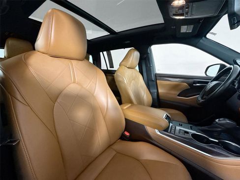 Used 2021 Toyota Highlander Platinum image 44