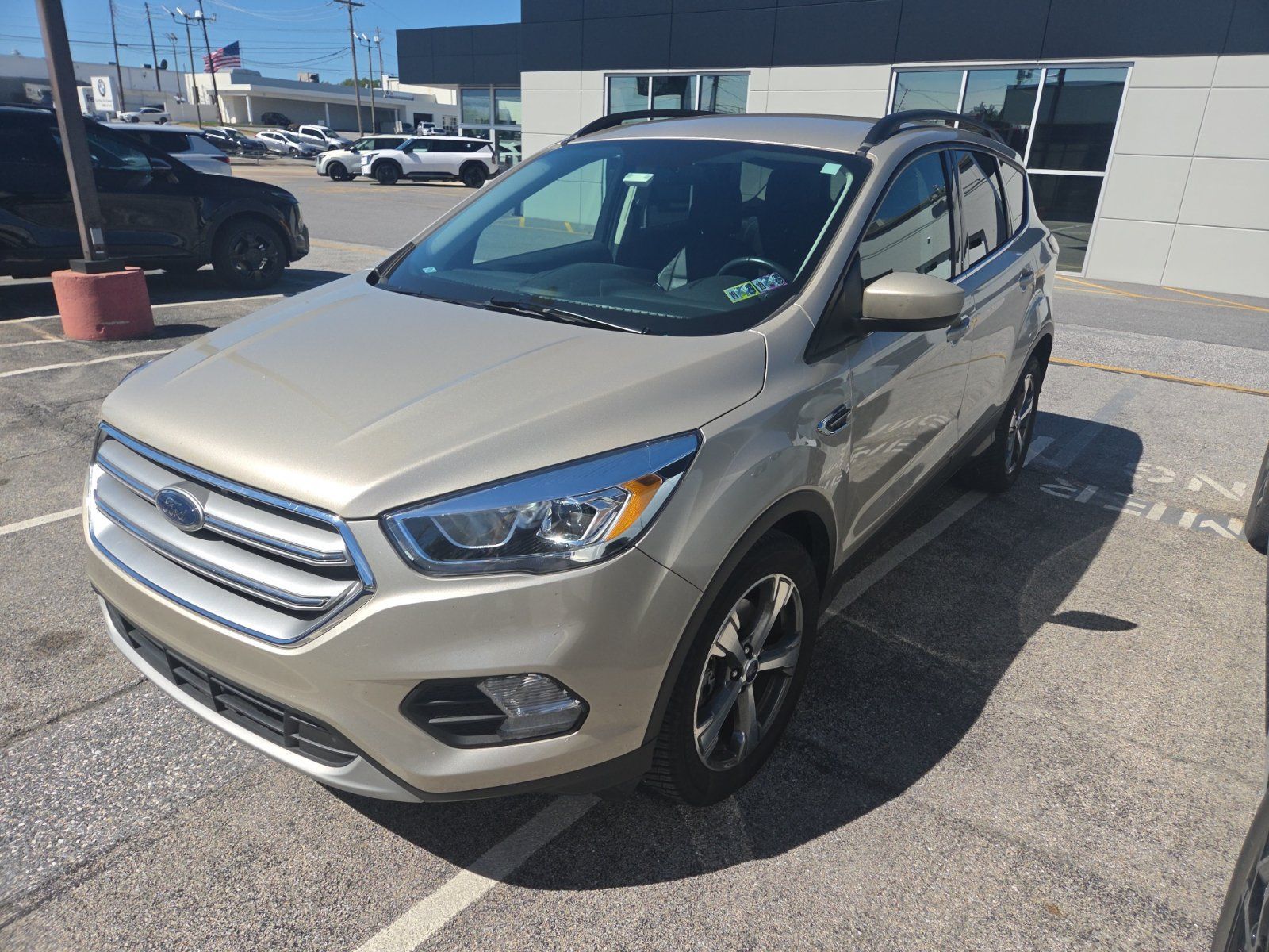 Used 2017 Ford Escape SE w/ SE Leather Comfort Package AWD/4WD image 1