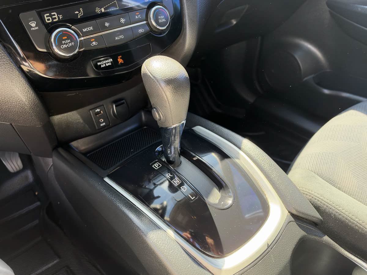 Used 2016 Nissan Rogue SV FWD image 14