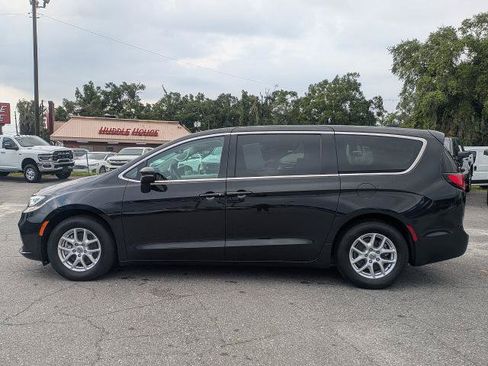 Used 2023 Chrysler Pacifica Touring-L FWD image 7
