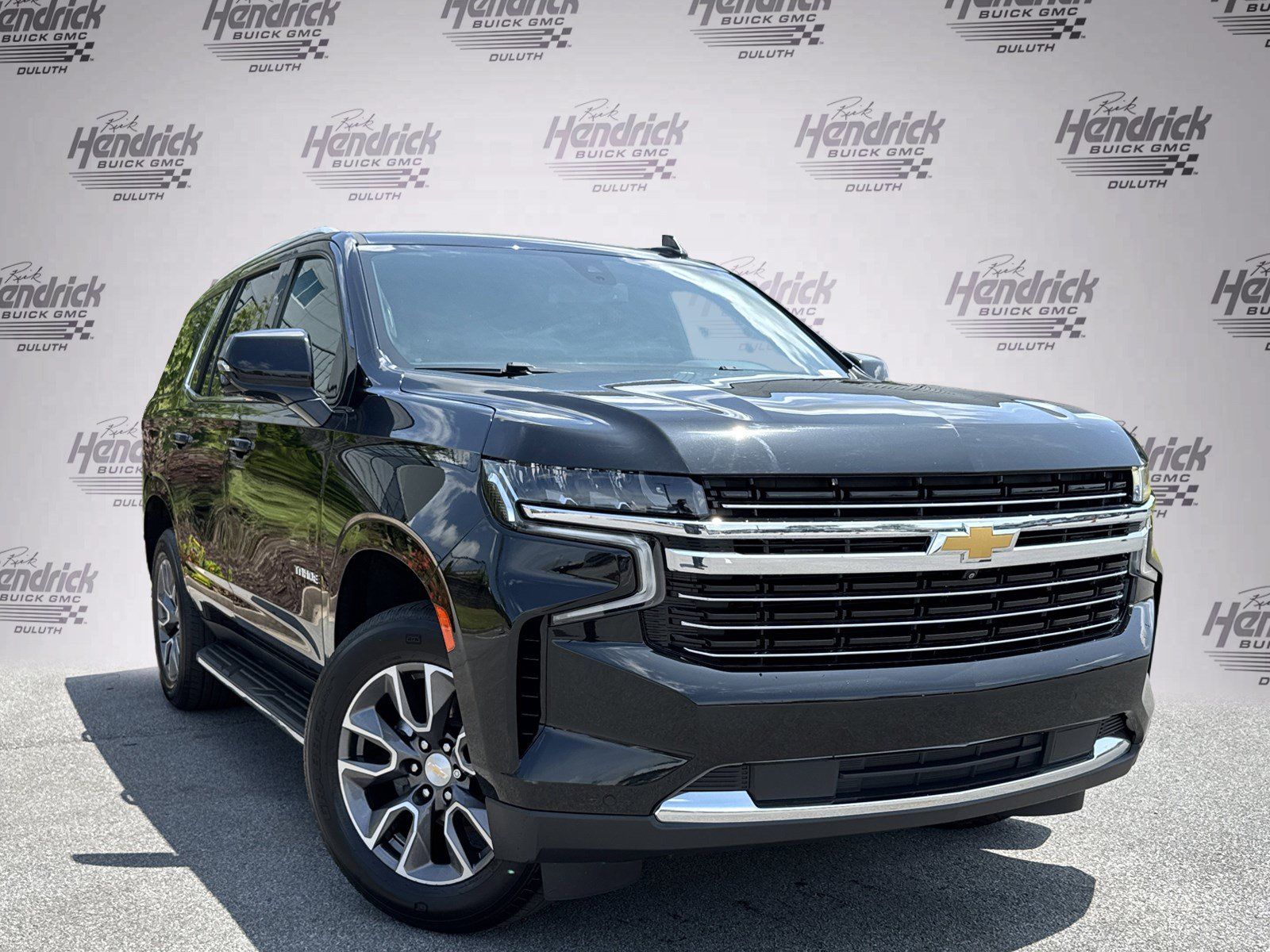 Used 2022 Chevrolet Tahoe LT w/ Luxury Package AWD/4WD image 2